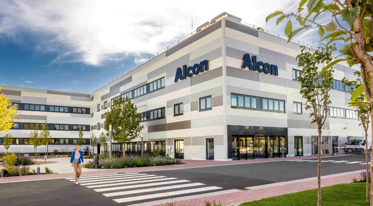 Augenoptik: Kontaktlinsenhersteller Alcon feiert Standorterweiterung