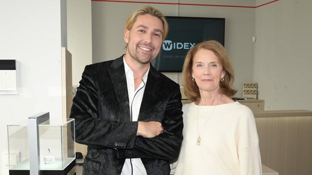 Dove Bongartz, Mutter von David Garrett, trägt nun Widex Moment-Hörsysteme.