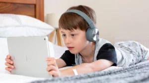 Die leisen Risiken lauter Kopfhörer: Wie der Trend bei Kindern Gehörschäden verursachen kann