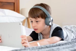Die leisen Risiken lauter Kopfhörer: Wie der Trend bei Kindern Gehörschäden verursachen kann